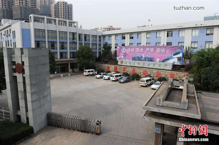 長沙市坪塘勞動教養(yǎng)管理所采購我公司定制生產(chǎn)的11KW二用一備自來水加壓泵站一套，本設(shè)備供水范圍為5公里，供水人數(shù)為3600人，目前本自來水加壓泵站運(yùn)行平穩(wěn)，高效節(jié)能，受到了管理所的一致好評！